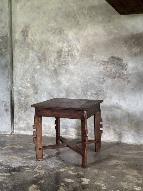 Coffee table, petite table basse indonésienne ancienne moderniste en teck