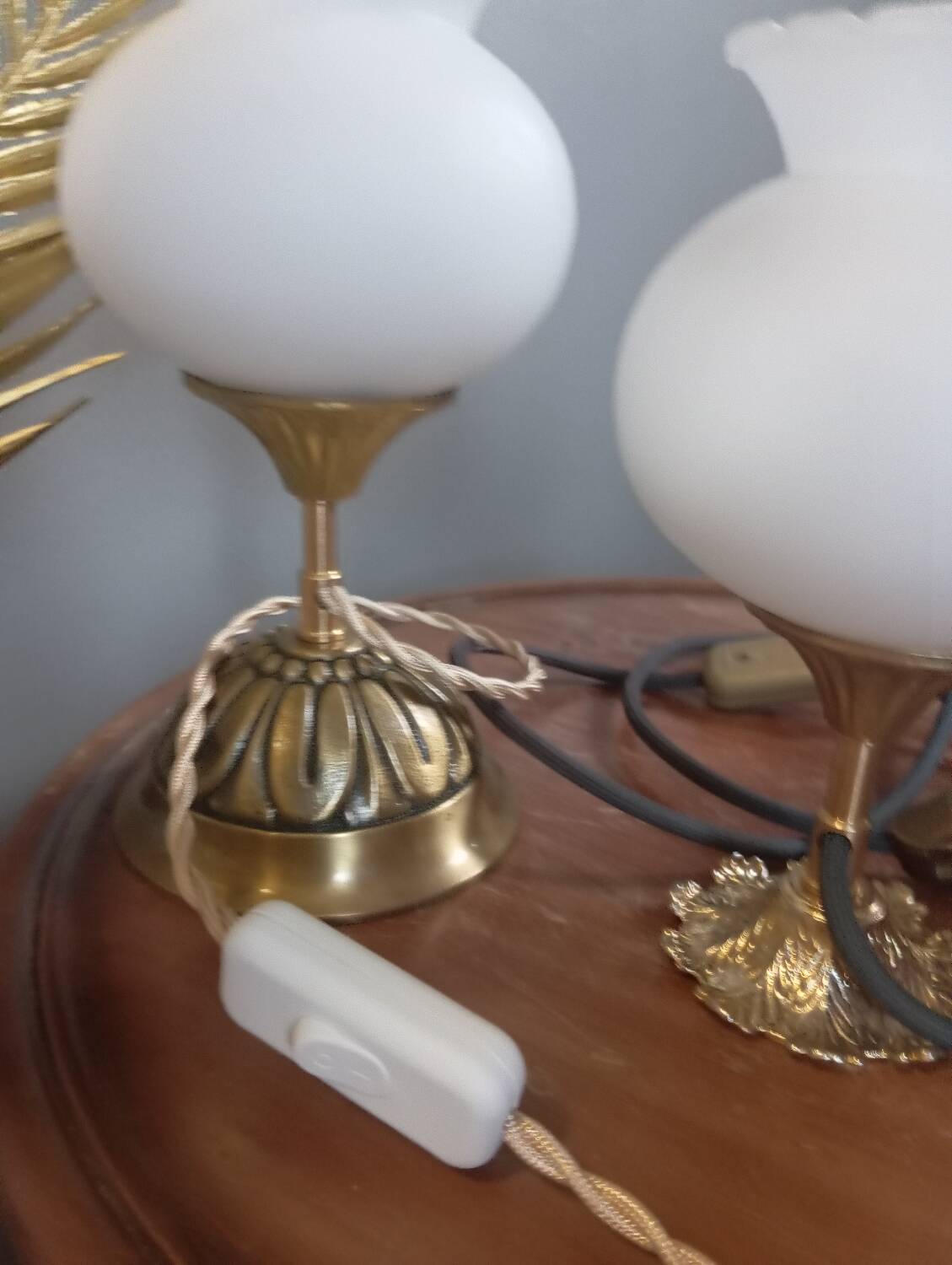 Trio lampes à poser style art deco bronze et opaline blanche