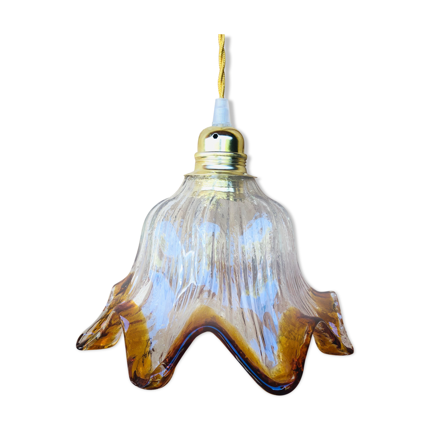 Suspension forms tulip in Murano glass has coppery edge.