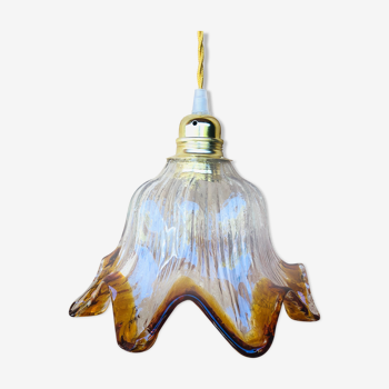 Suspension forms tulip in Murano glass has coppery edge.