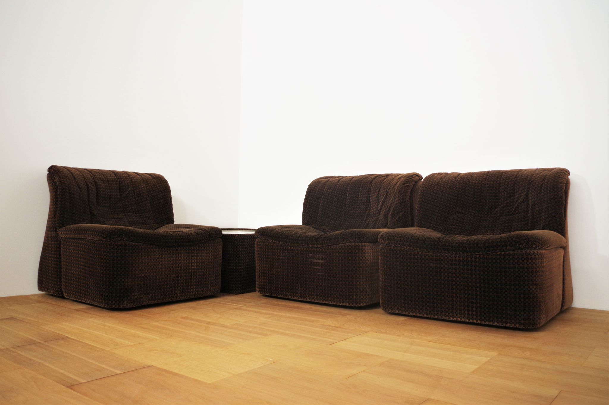 Armchairs Emmetre with Table by Guido Fareschini for Mariani, 1970s, Set of 4