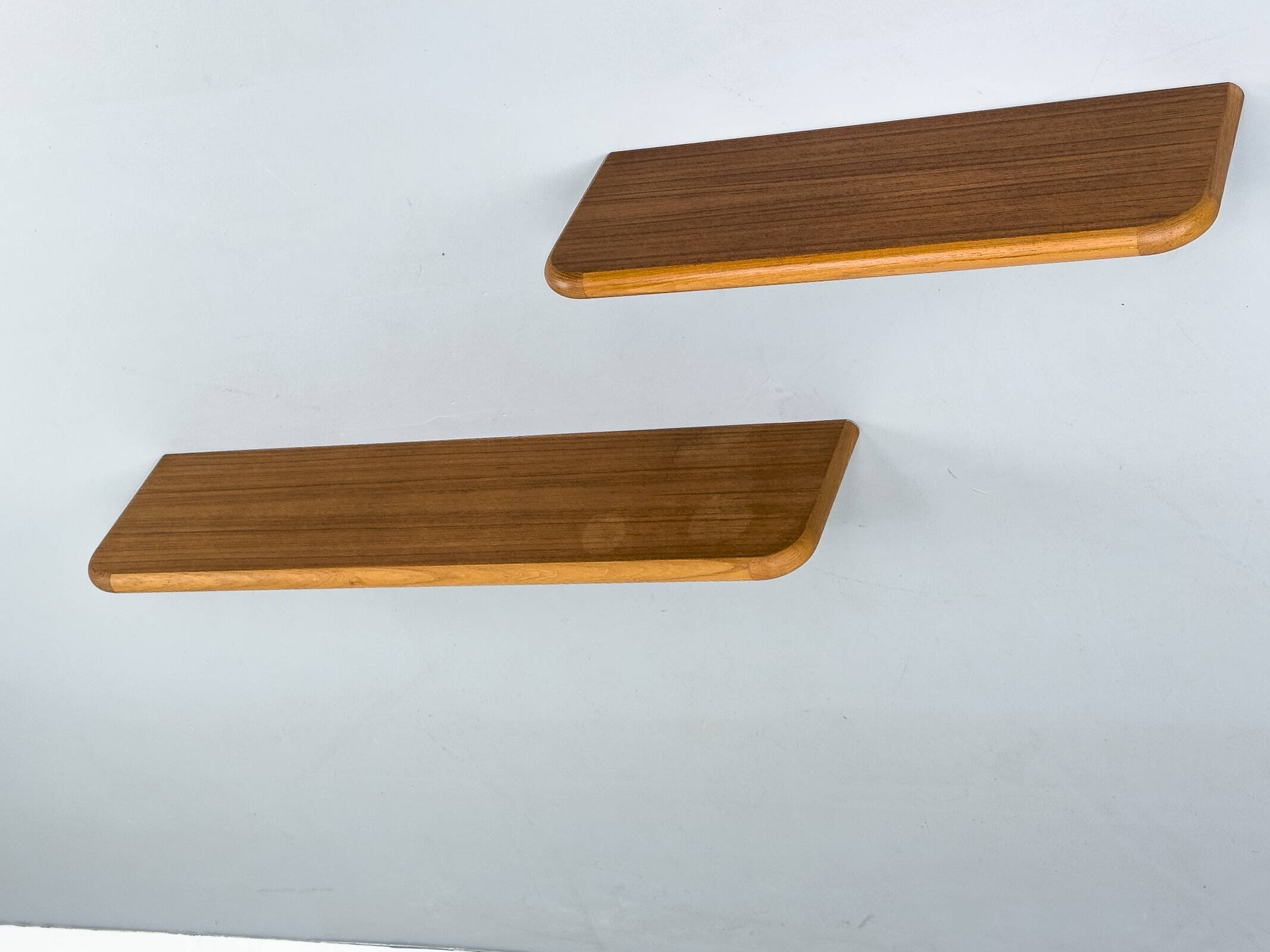 Ensemble de 2 étagères murales en teck du milieu du siècle, années 1970