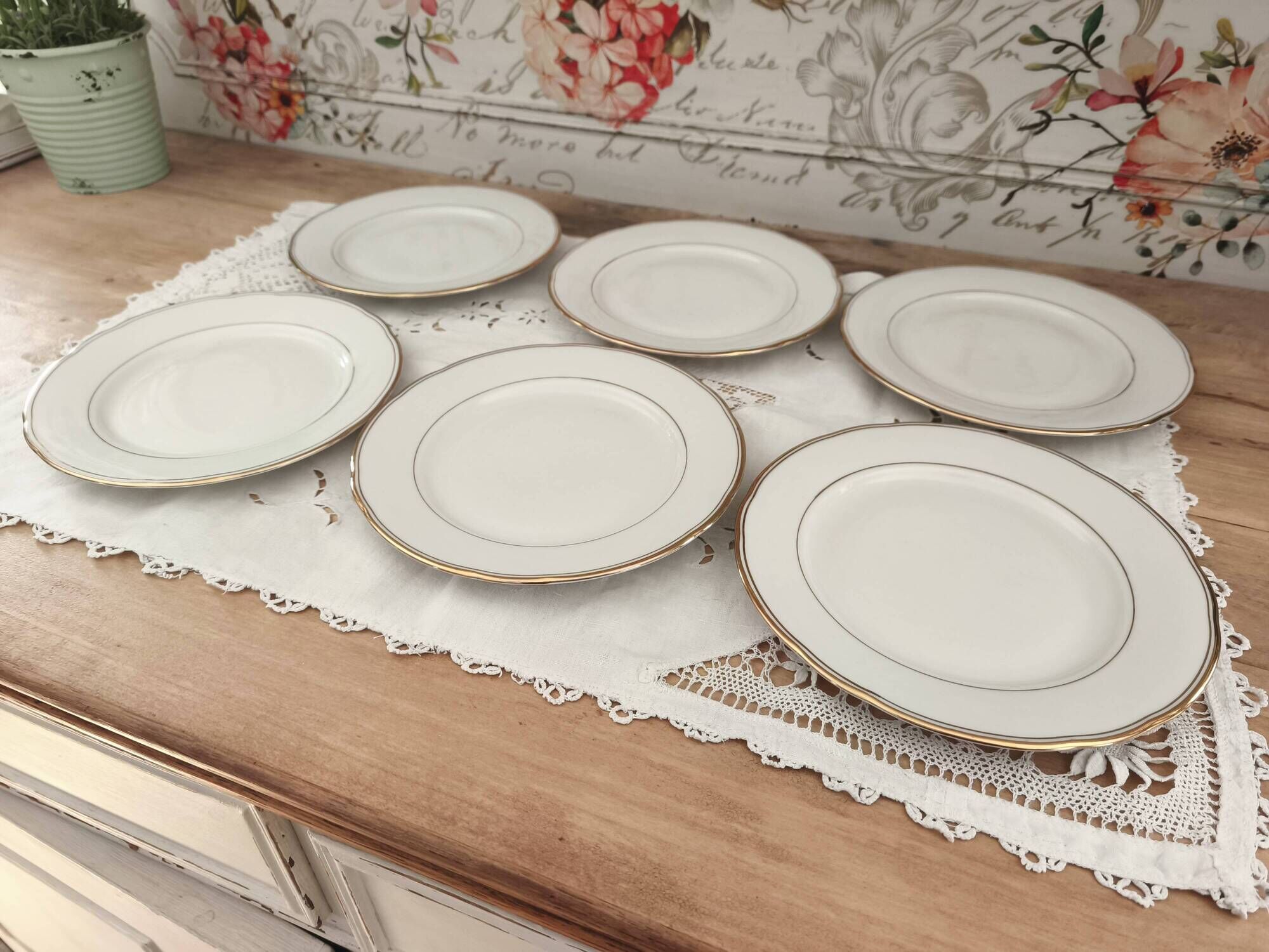 Set of 6 fine porcelain dessert plates from Bohemia with a gold rim.