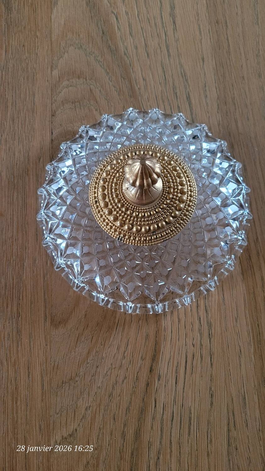 Bonbonnière en verre taillé et métal doré