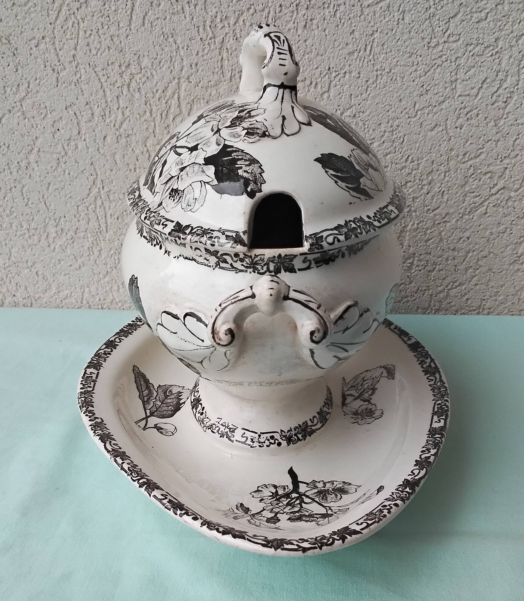 Saucière en faïence de Choisy le Roi
