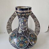 Vase à deux anses et panse aplatie, en faïence polychrome Signature sous la