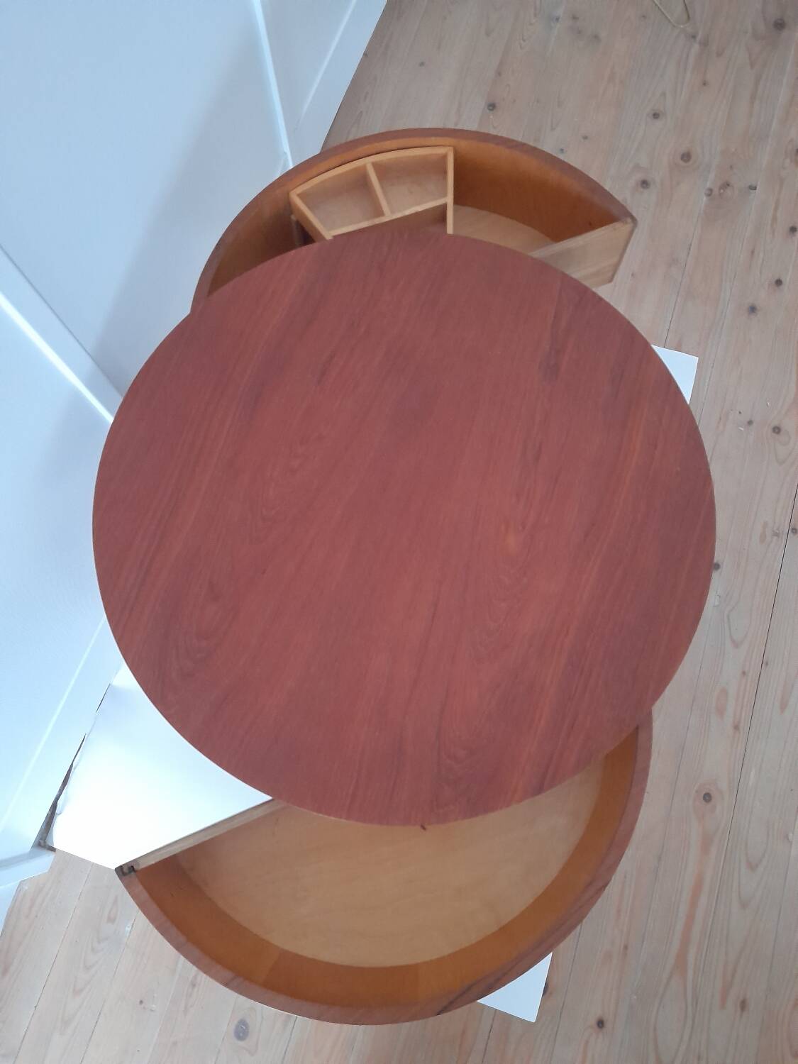 Pretty worker or Scandinavian teak side table