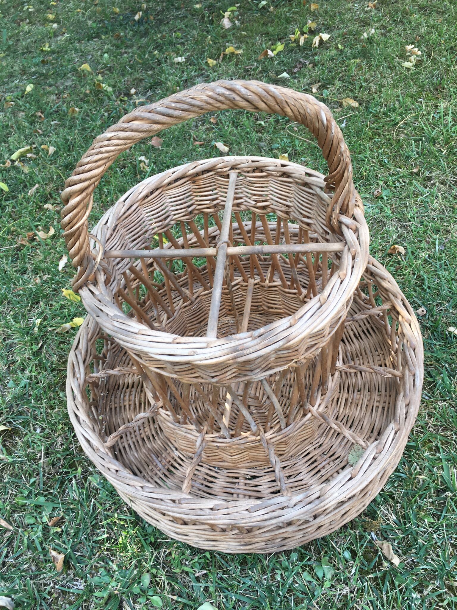 Vintage braided wicker basket-bar