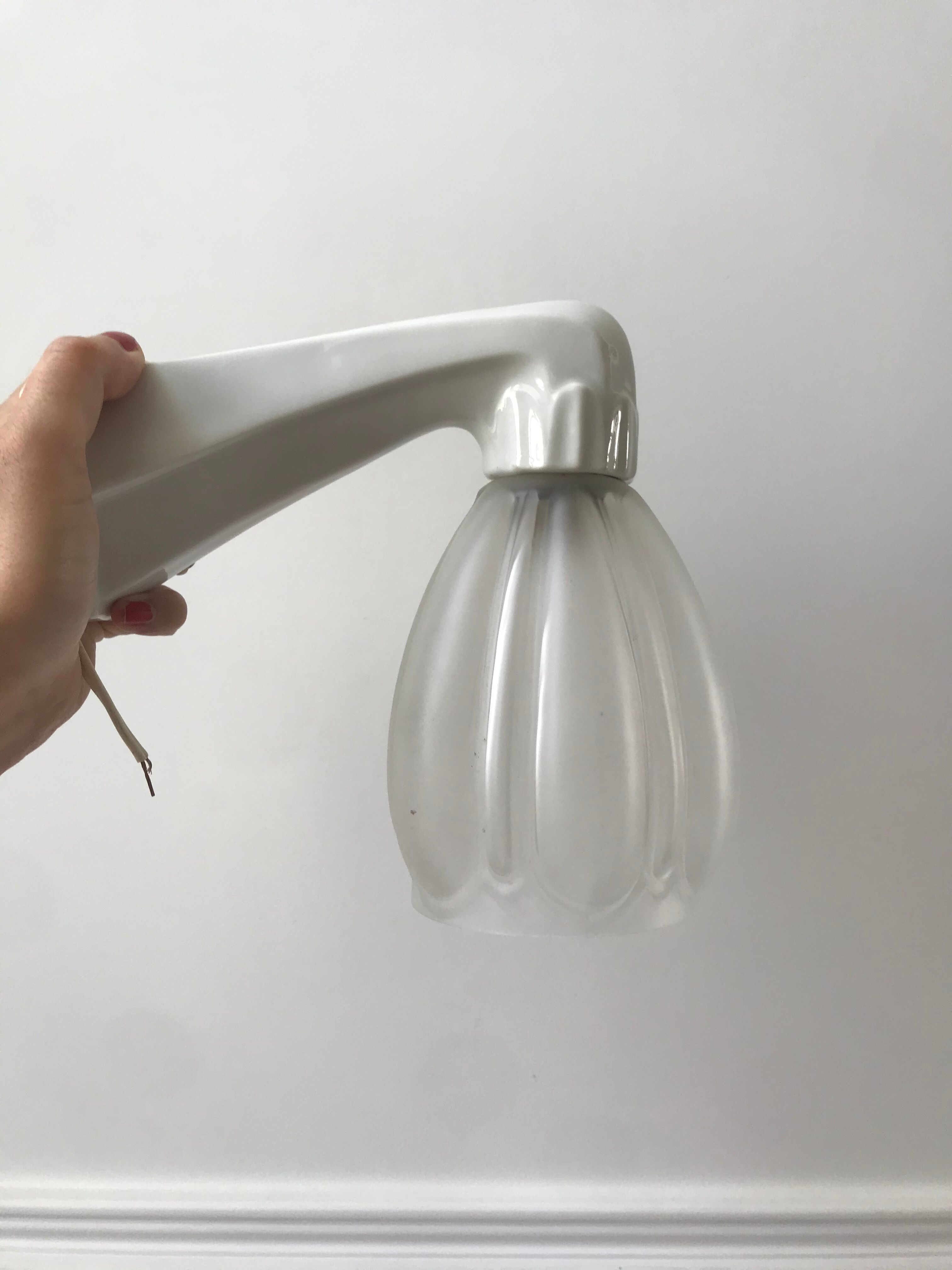 applique art déco en verre avec support en porcelaine blanc années 30