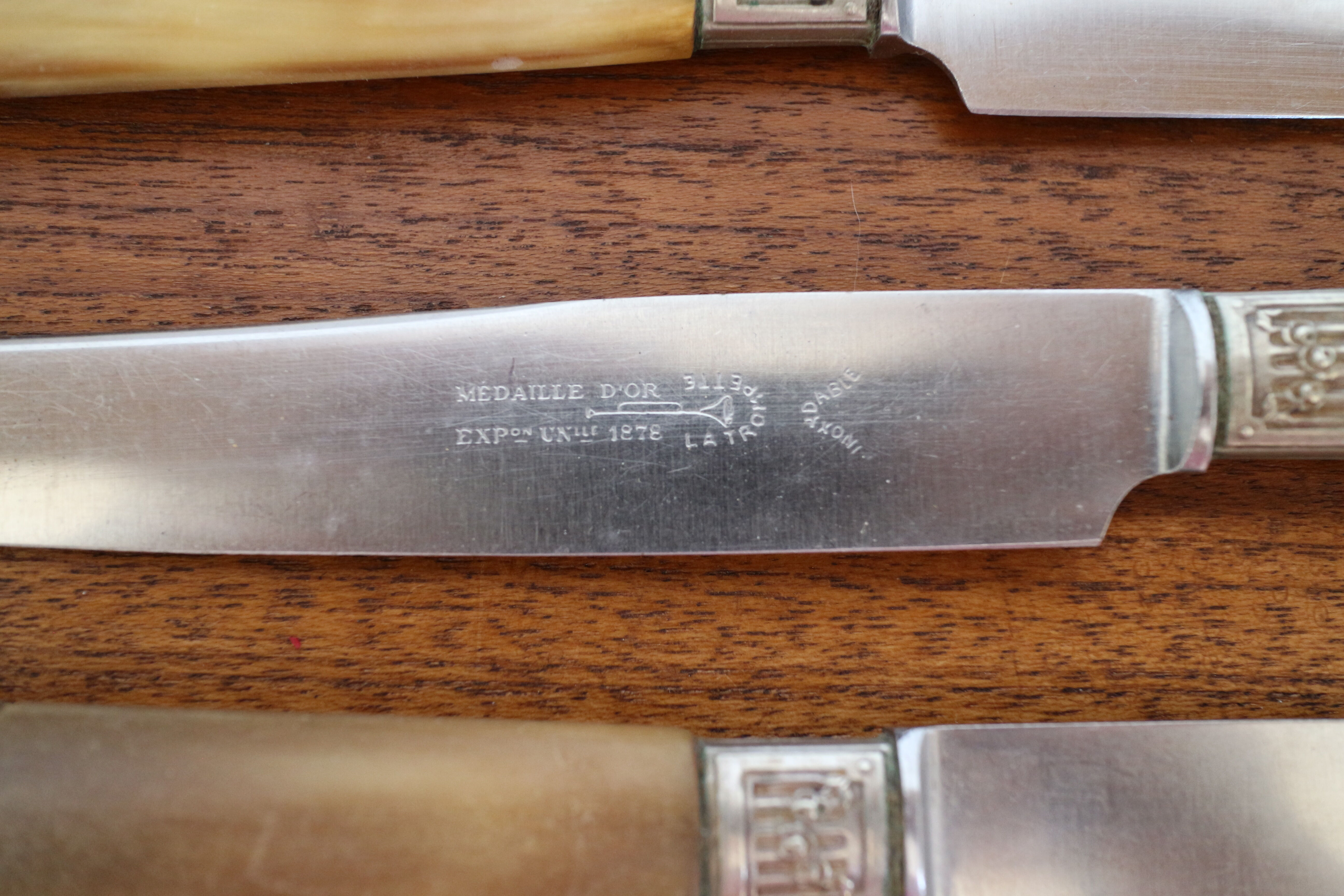 Set of 10 horn knives