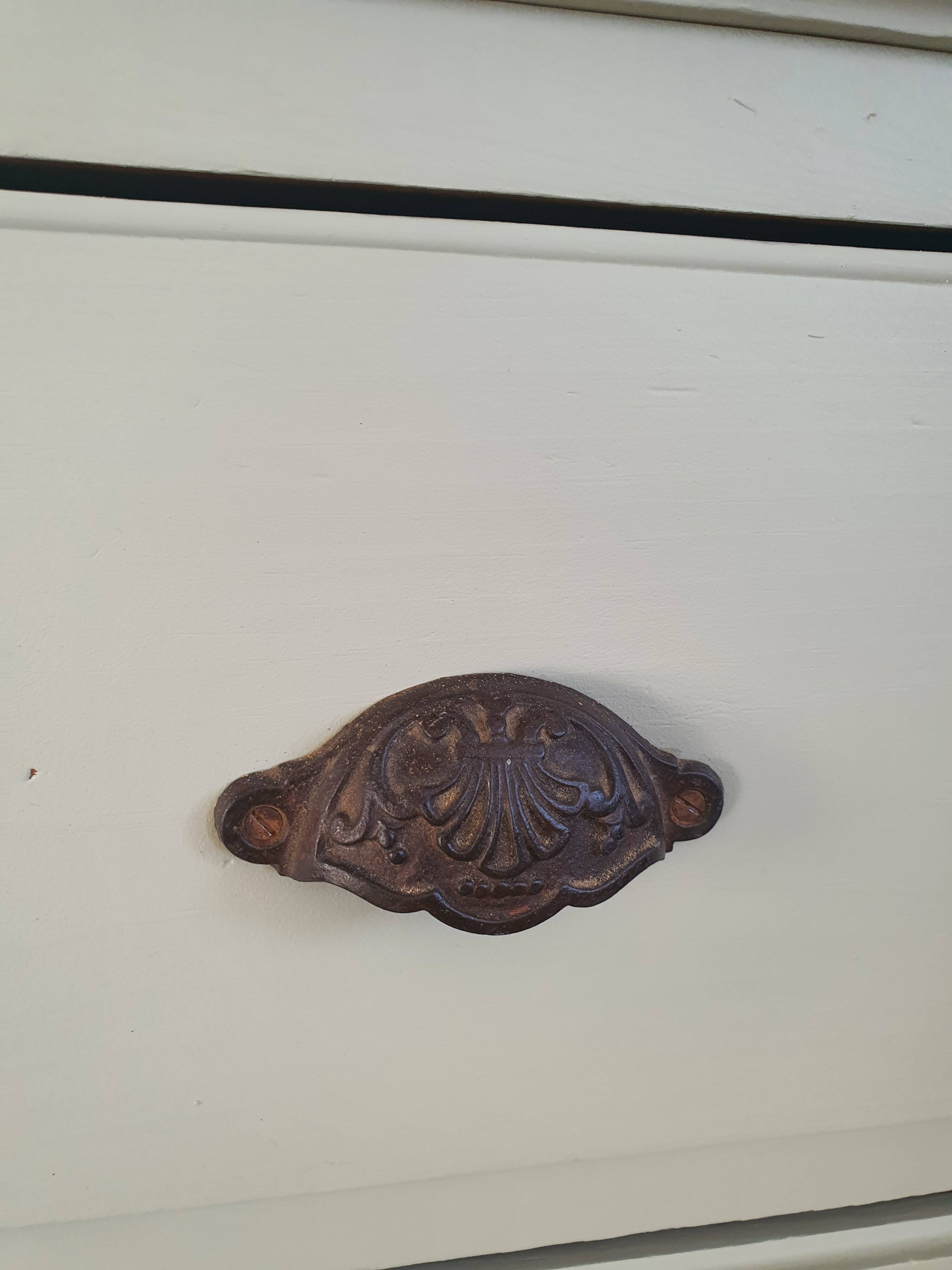 Wooden chest of drawers