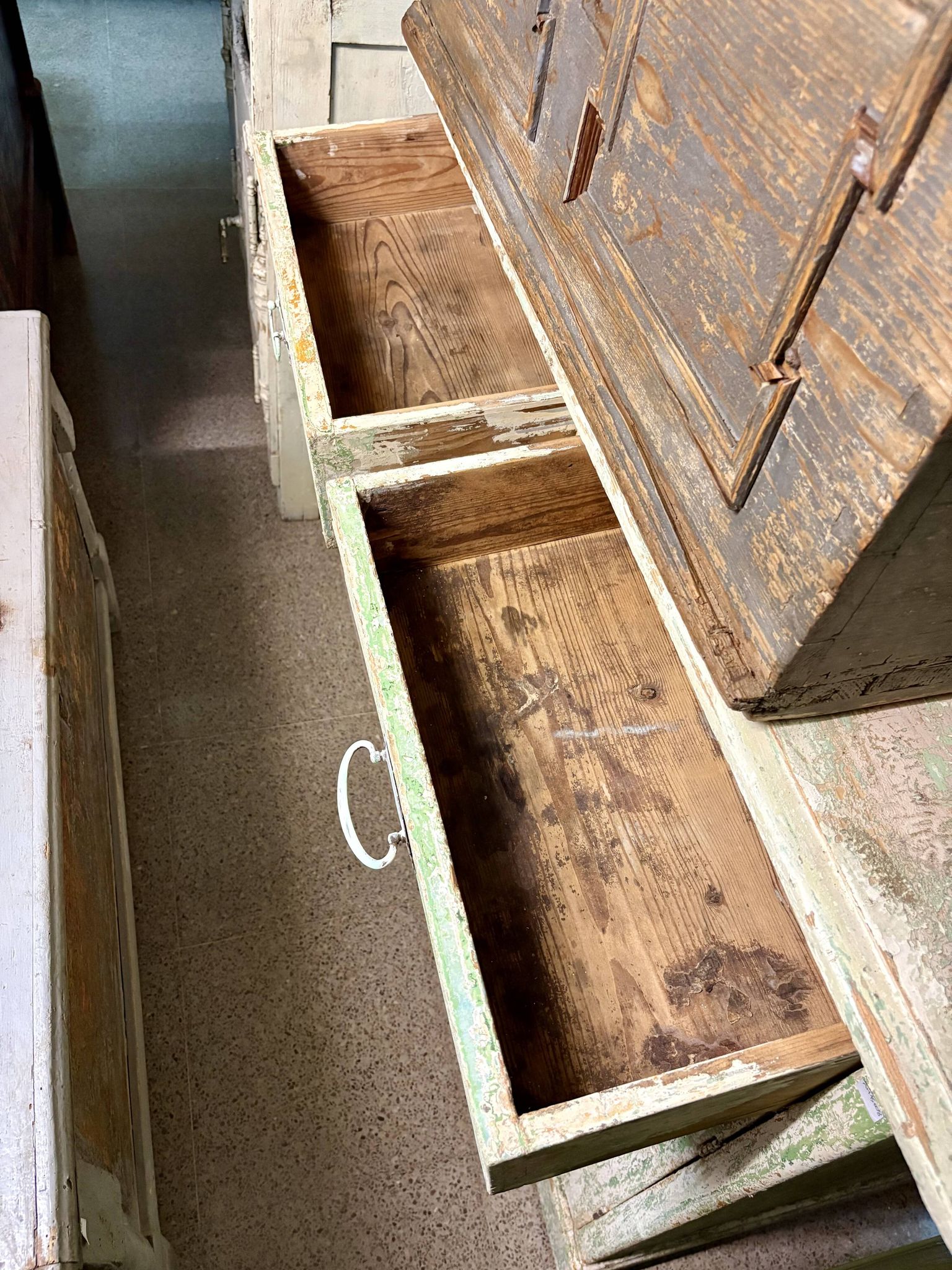 Old bedroom chest of drawers with green tones (c.1920) #8