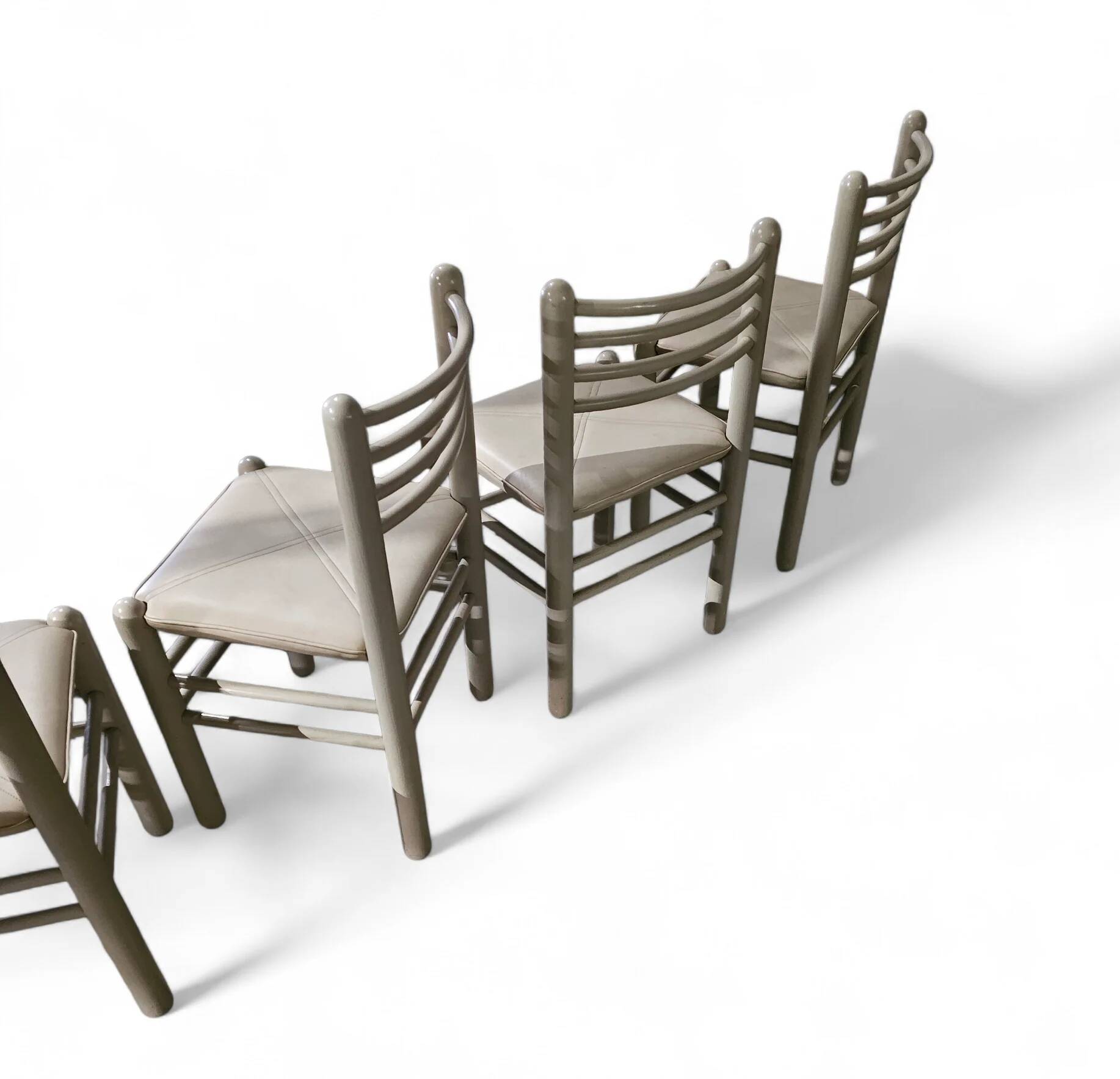 5 x dining chairs / light grey wooden frame / leather seat / Germany 1970s / labeled "ideen für kuchen - innenarchitektur"