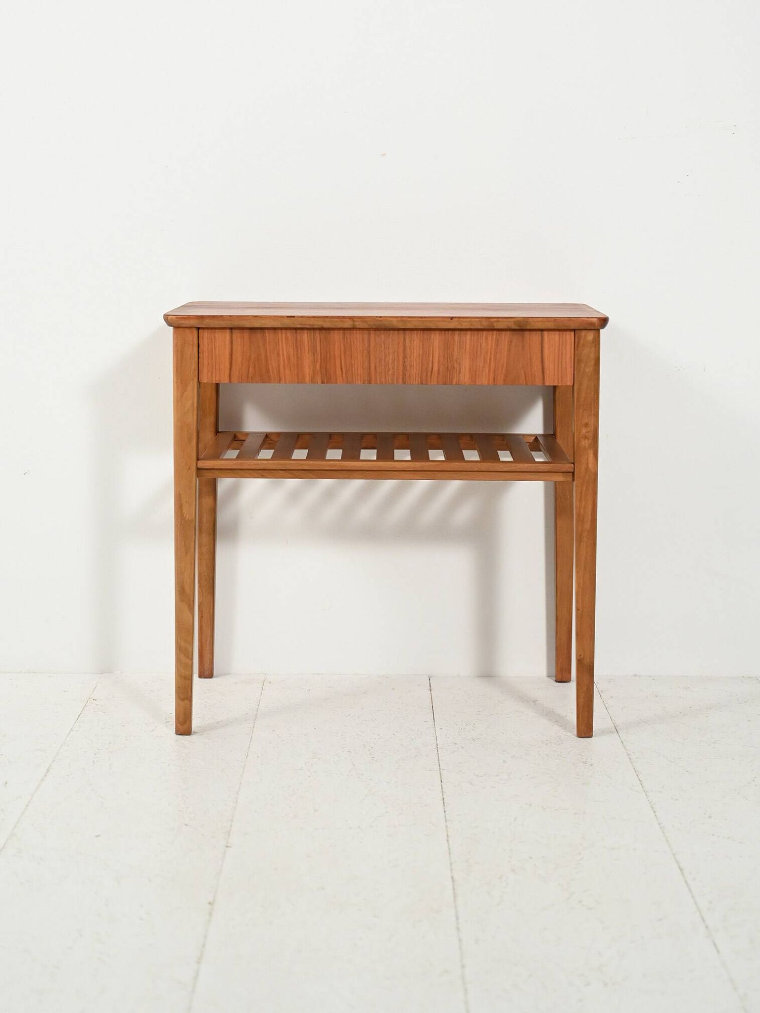 Table de chevet scandinave avec étagère à lattes