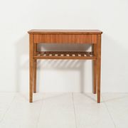 Table de chevet scandinave avec étagère à lattes