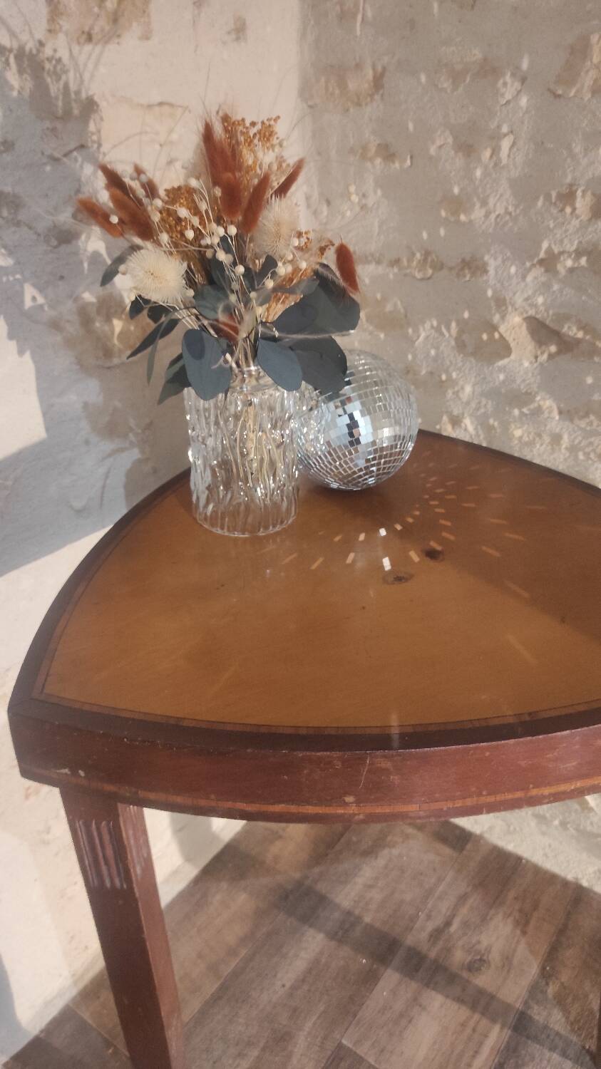 Stella triangular table