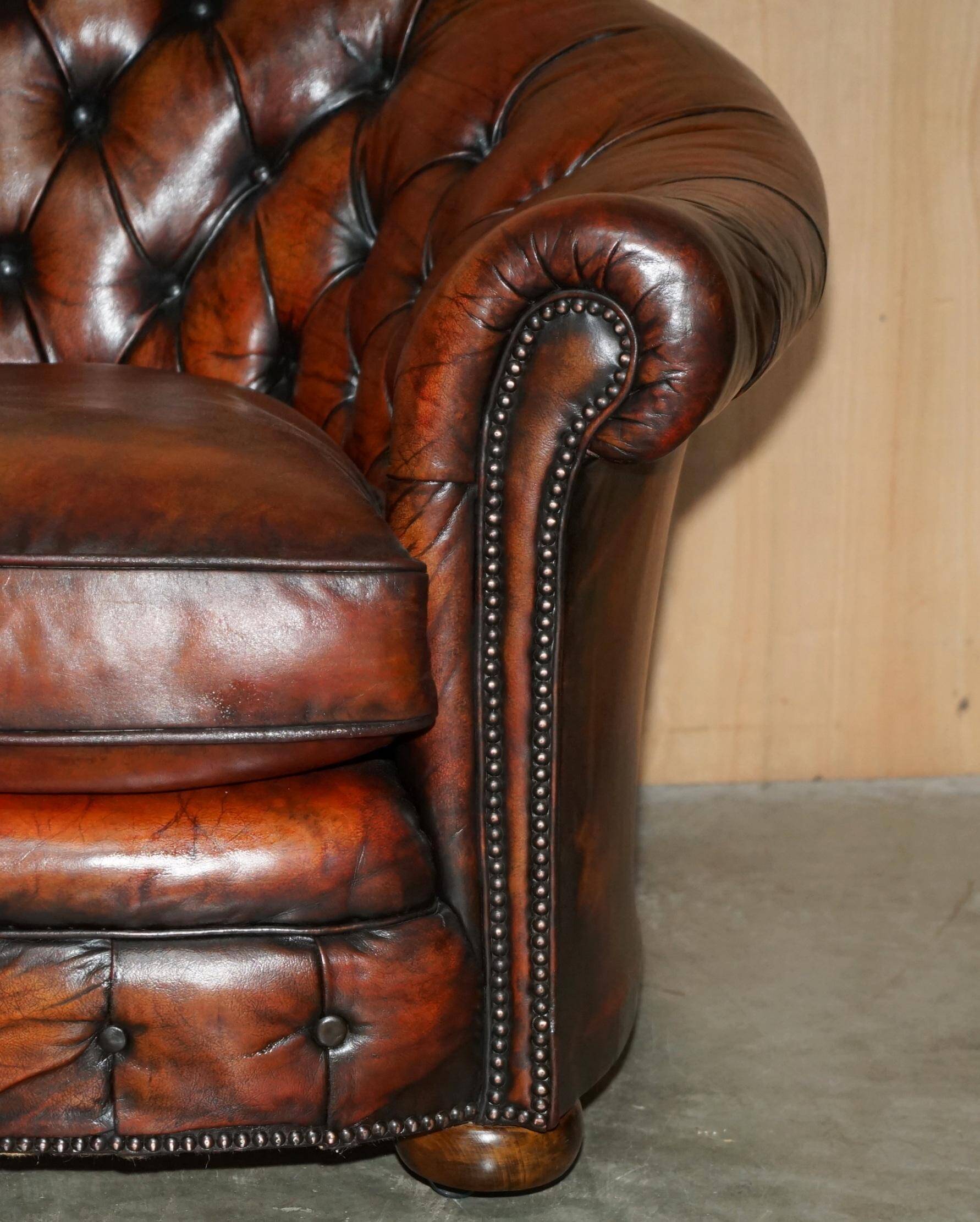 Curved Chesterfield canapé in hand-dyed vintage leather, fully restored.