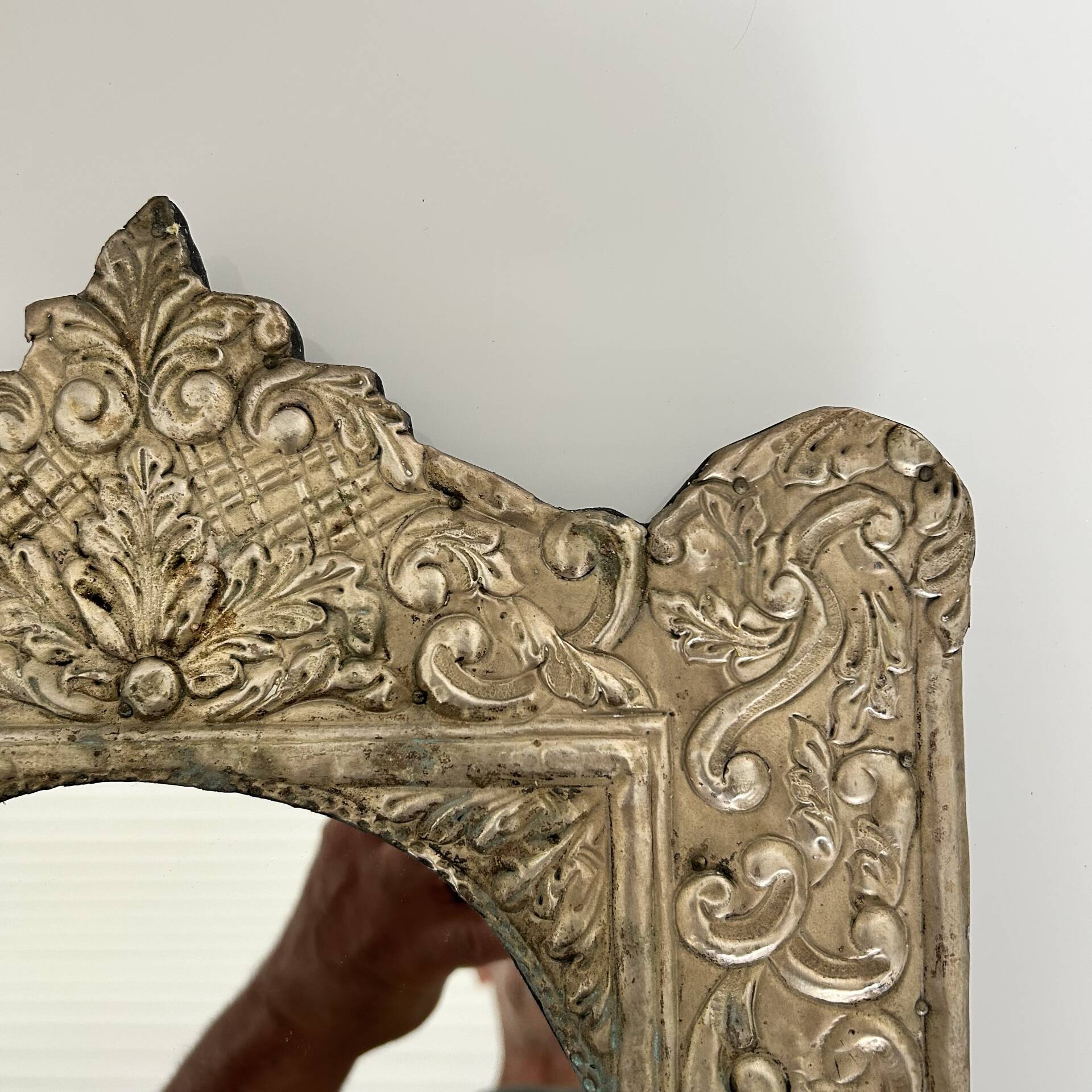 Baroque mirror in repoussé brass
