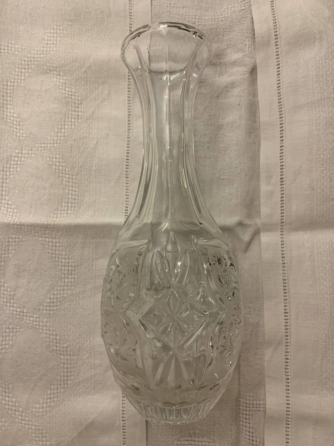 Small cut crystal carafe bearing 2 butterflies