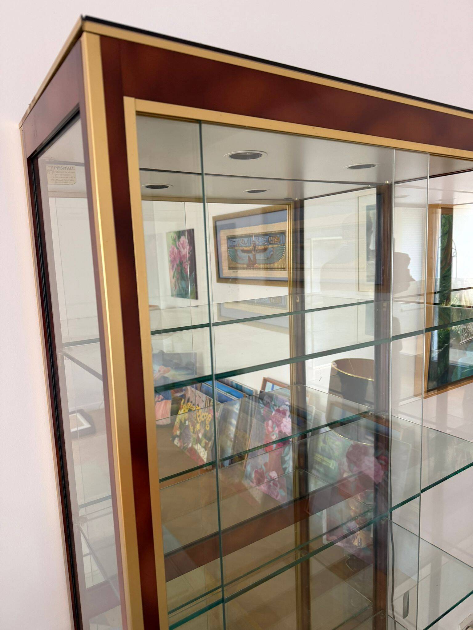 Vitrine de présentation en verre, laiton et bois de style Hollywood Regency