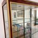 Vitrine de présentation en verre, laiton et bois de style Hollywood Regency
