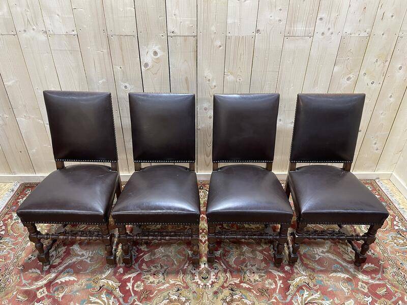 Suite de 4 chaises de style Louis XIII en cuir