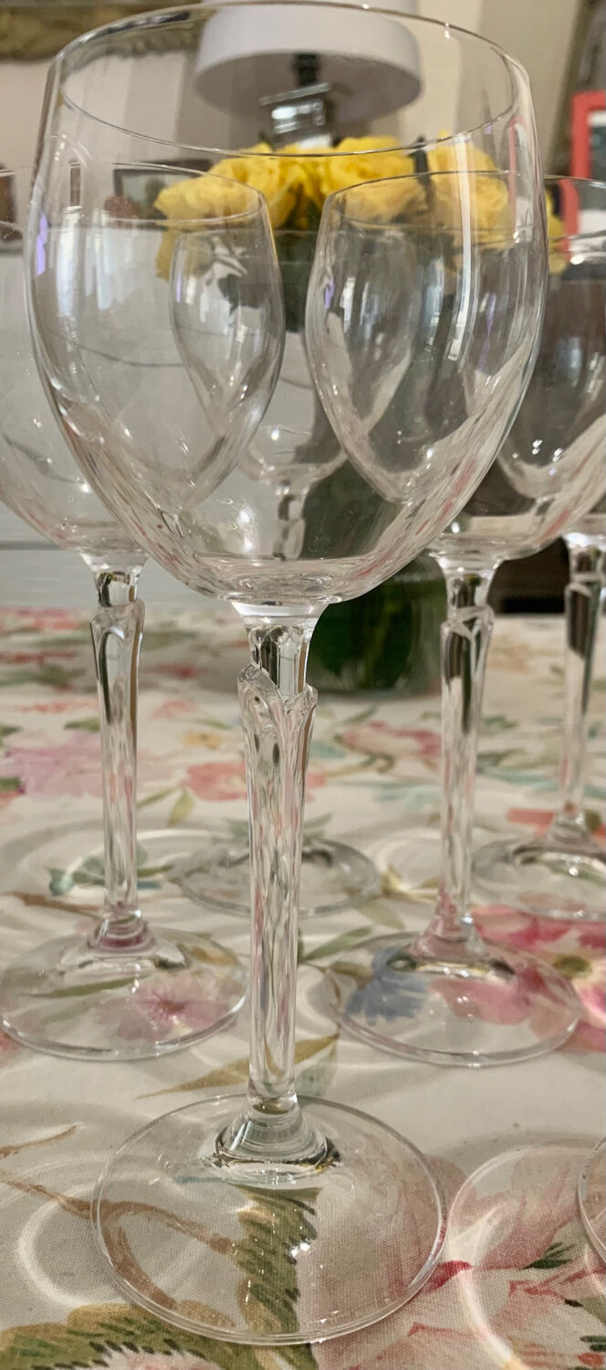 Crystal wine glasses (bud-shaped foot)