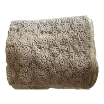White cotton crochet bed cover with Rosace