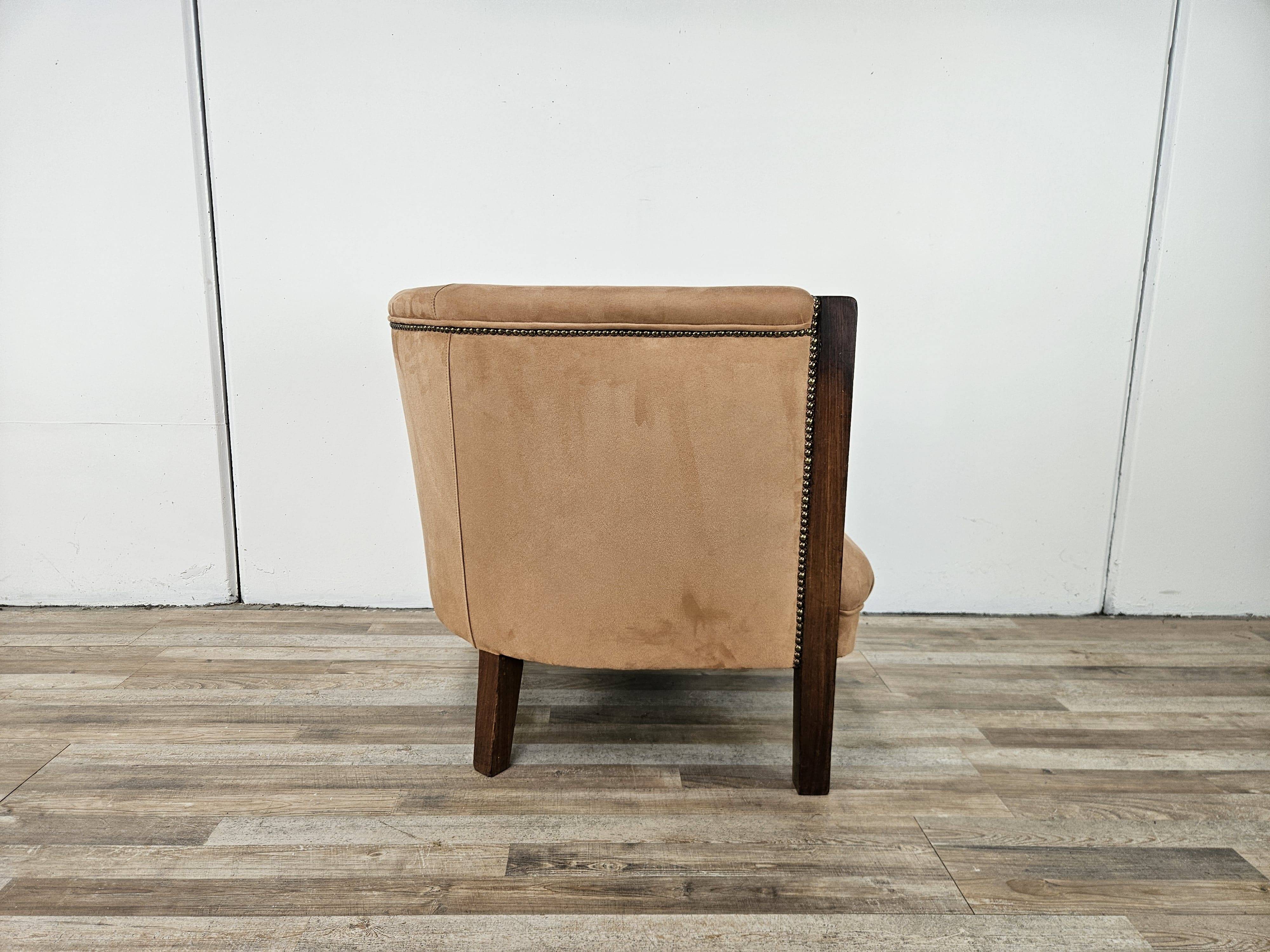 1940s Art Decò armchair in walnut and velvet