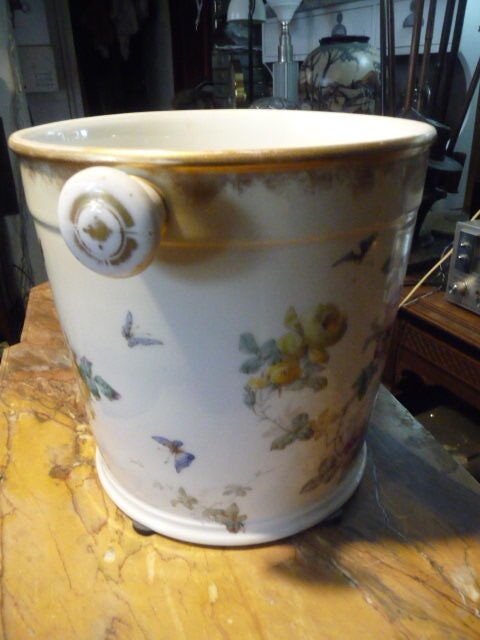 Paris porcelain pot cache