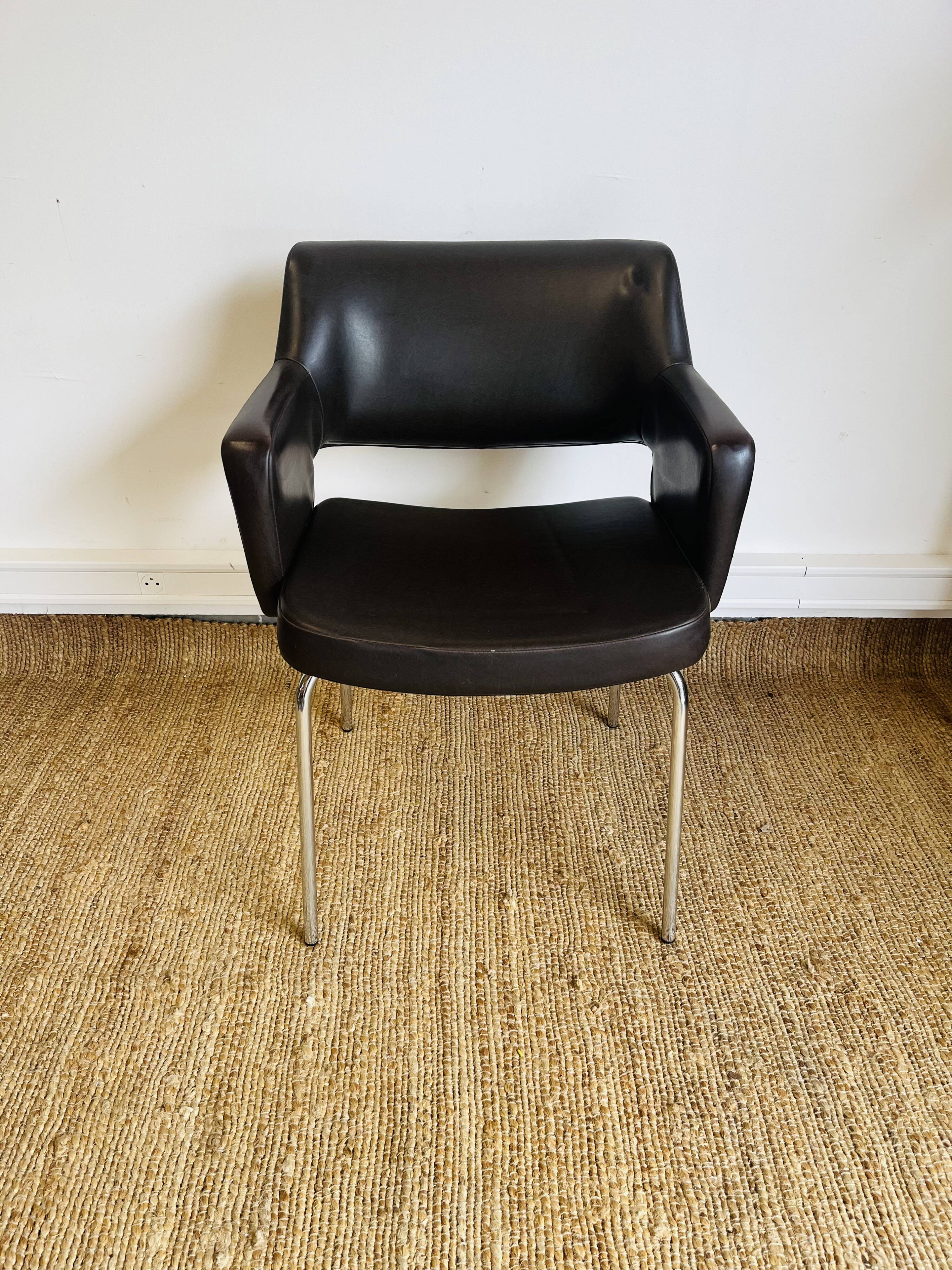 Fauteuil vintage en skaï marron et métal chromé signé Lapierre C.