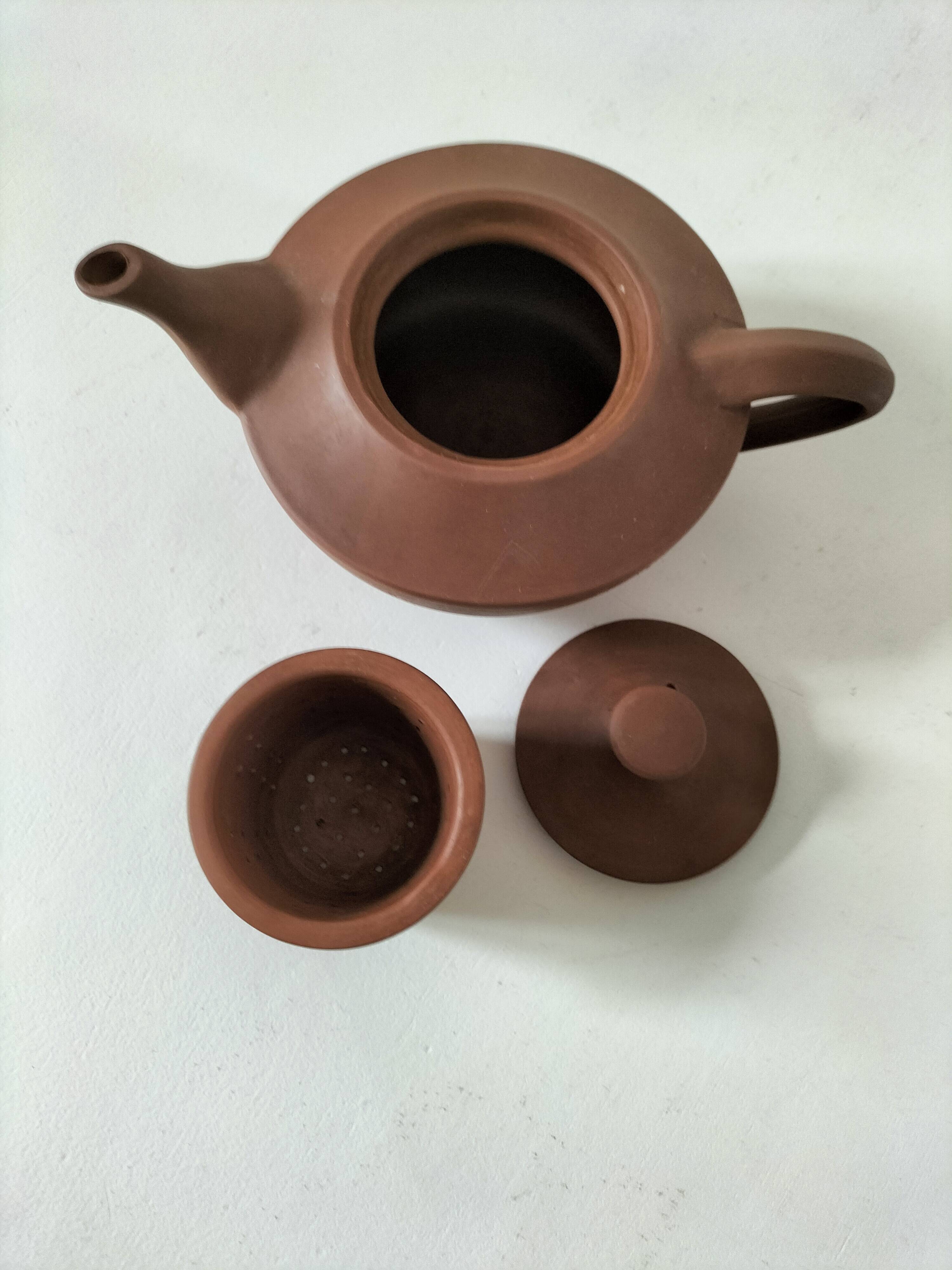 Japanese teapot in red clay engraved with integrated filter.