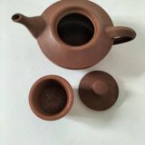 Japanese teapot in red clay engraved with integrated filter.
