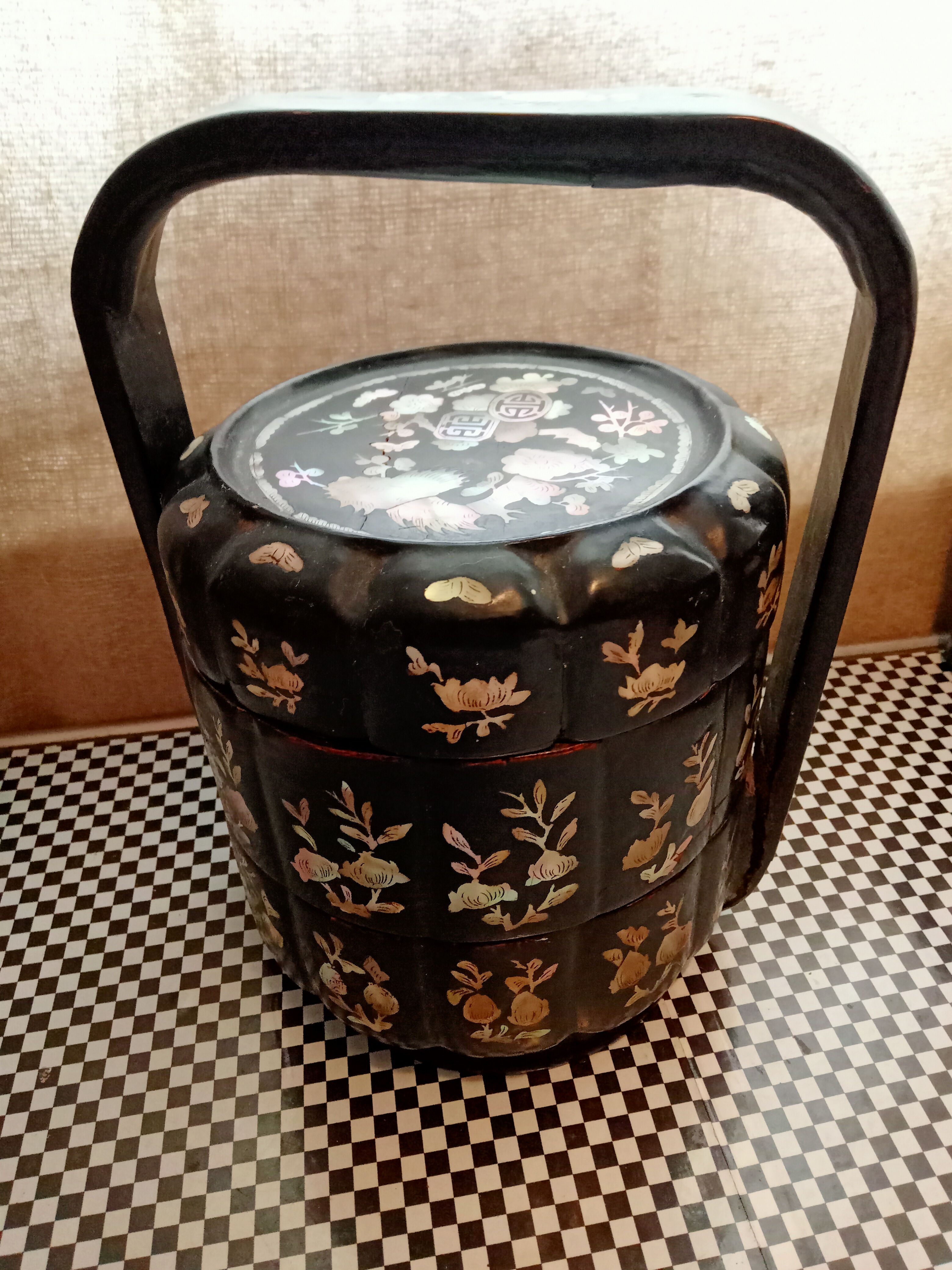 Box in lacquer and mother-of-pearl Tonkin 19th