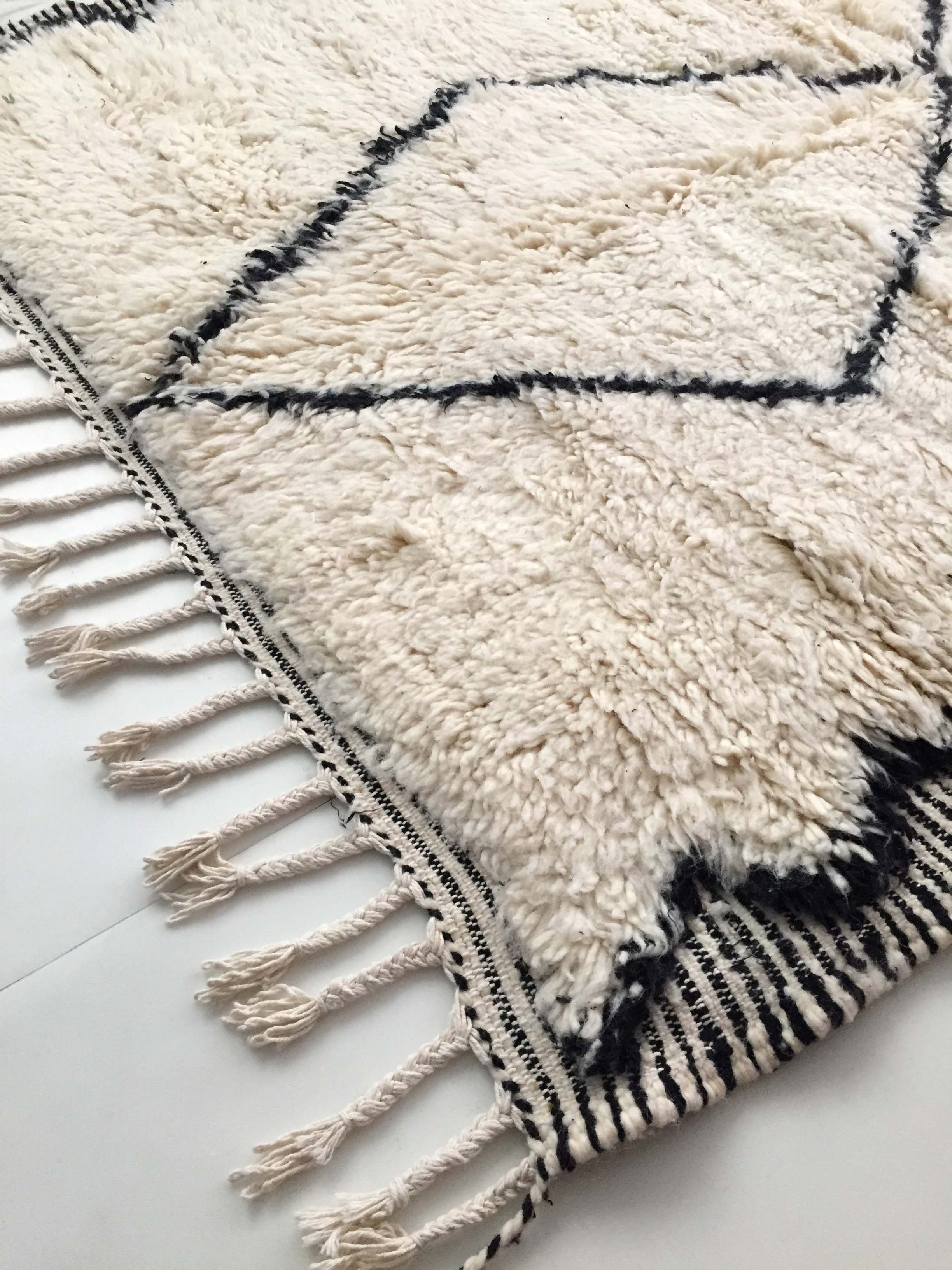 Moroccan Berber carpet Beni Ouarain unbleached with black diamonds and engraved border 207x130cm