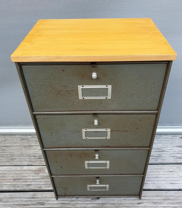 Column 4 grey roneo flappers