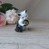 Figurine mignon chaton en céramique jouant avec une balle un jouet coloré collection Vintage