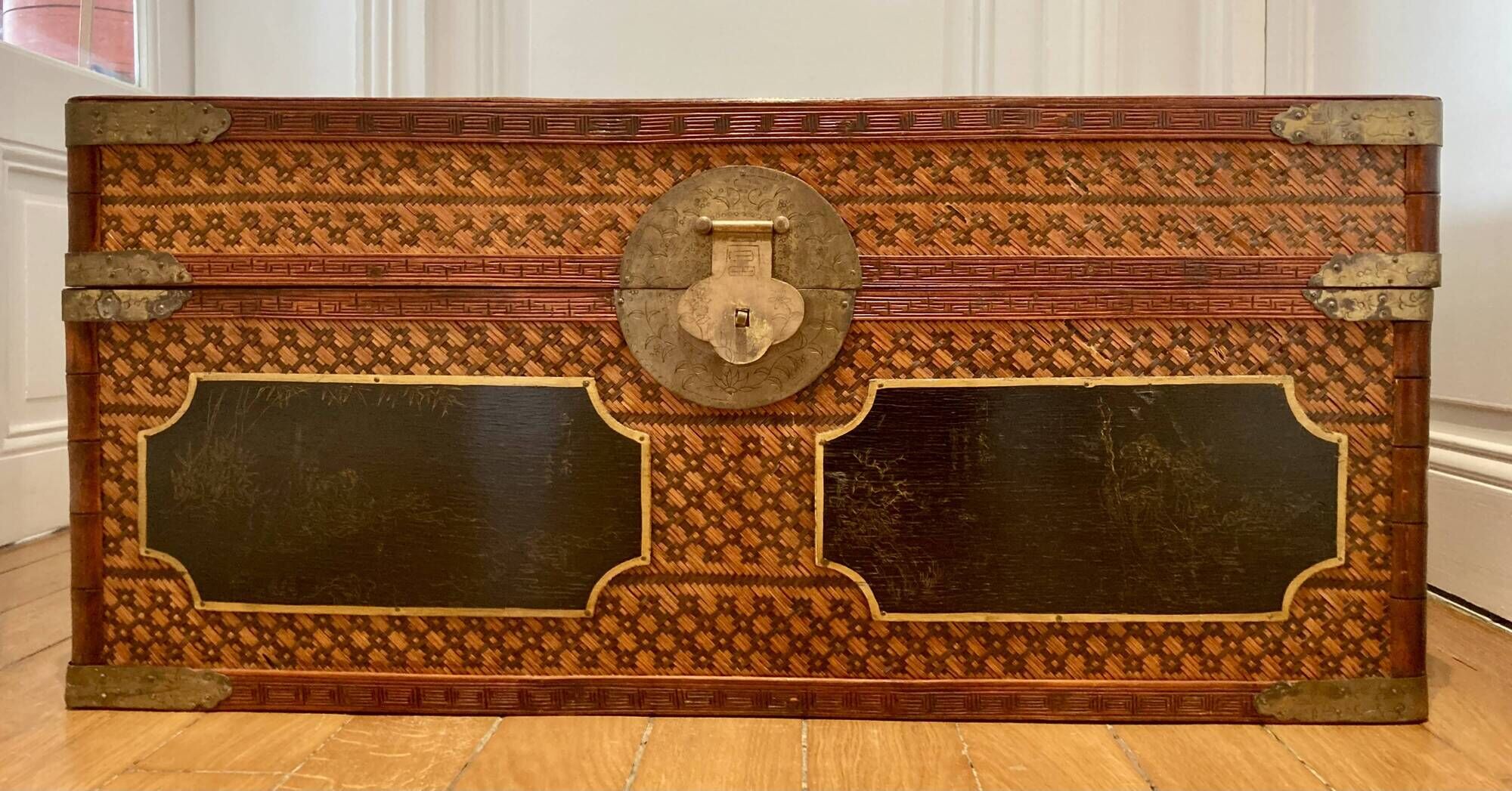Beautiful vintage Chinese trunk in wicker, black and gold lacquered wood, and brass.