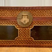Beautiful vintage Chinese trunk in wicker, black and gold lacquered wood, and brass.
