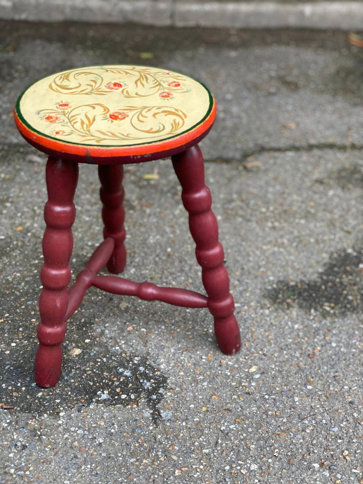 Asian tripod stool in solid wood, burgundy and beige flowers