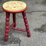 Asian tripod stool in solid wood, burgundy and beige flowers