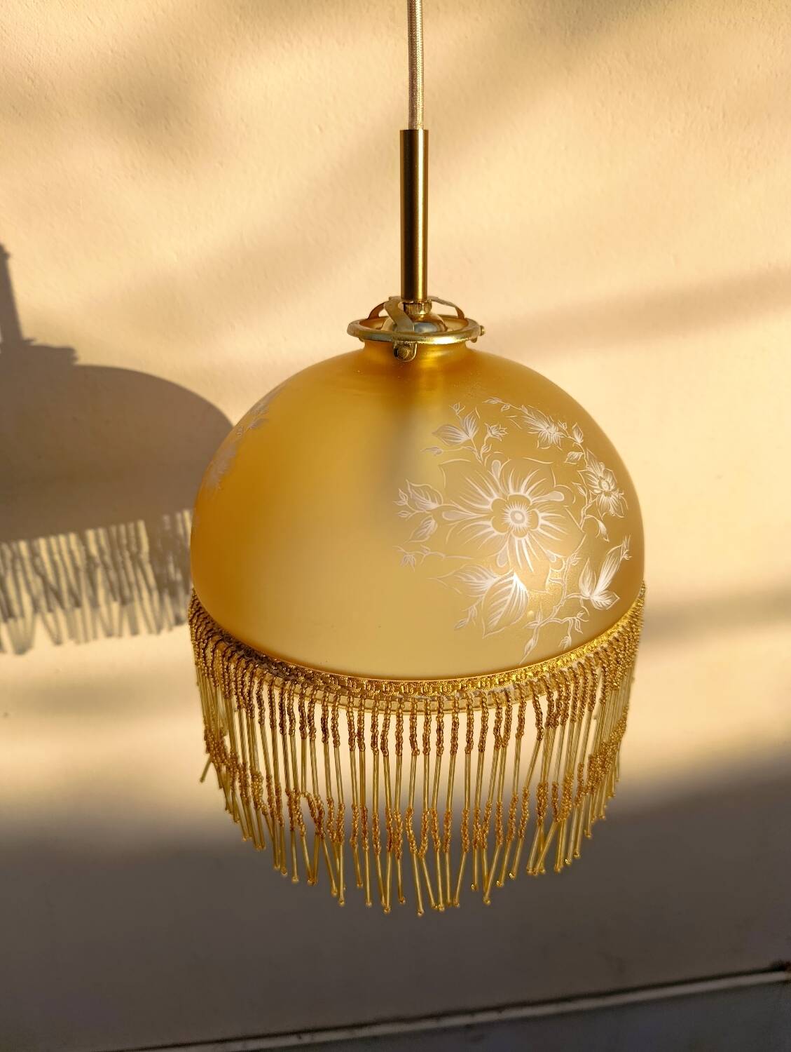 Suspension belle époque verre dépoli jaune doré, franges perlées