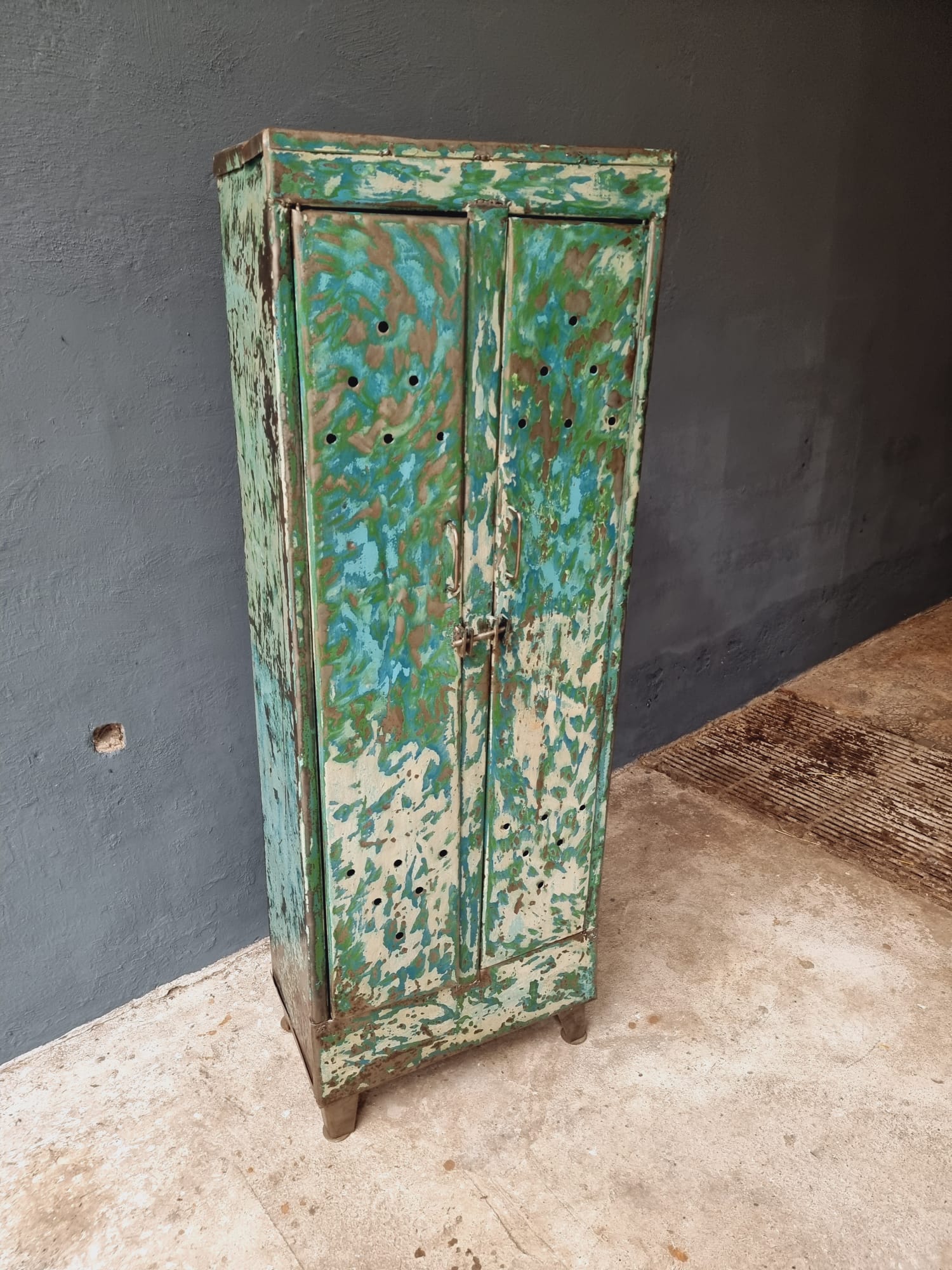 Armoire industrielle casier