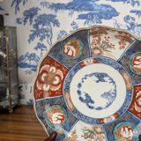 Assiette en porcelaine Imari signée à décor japonisant lacustre et biche, XIXème s.