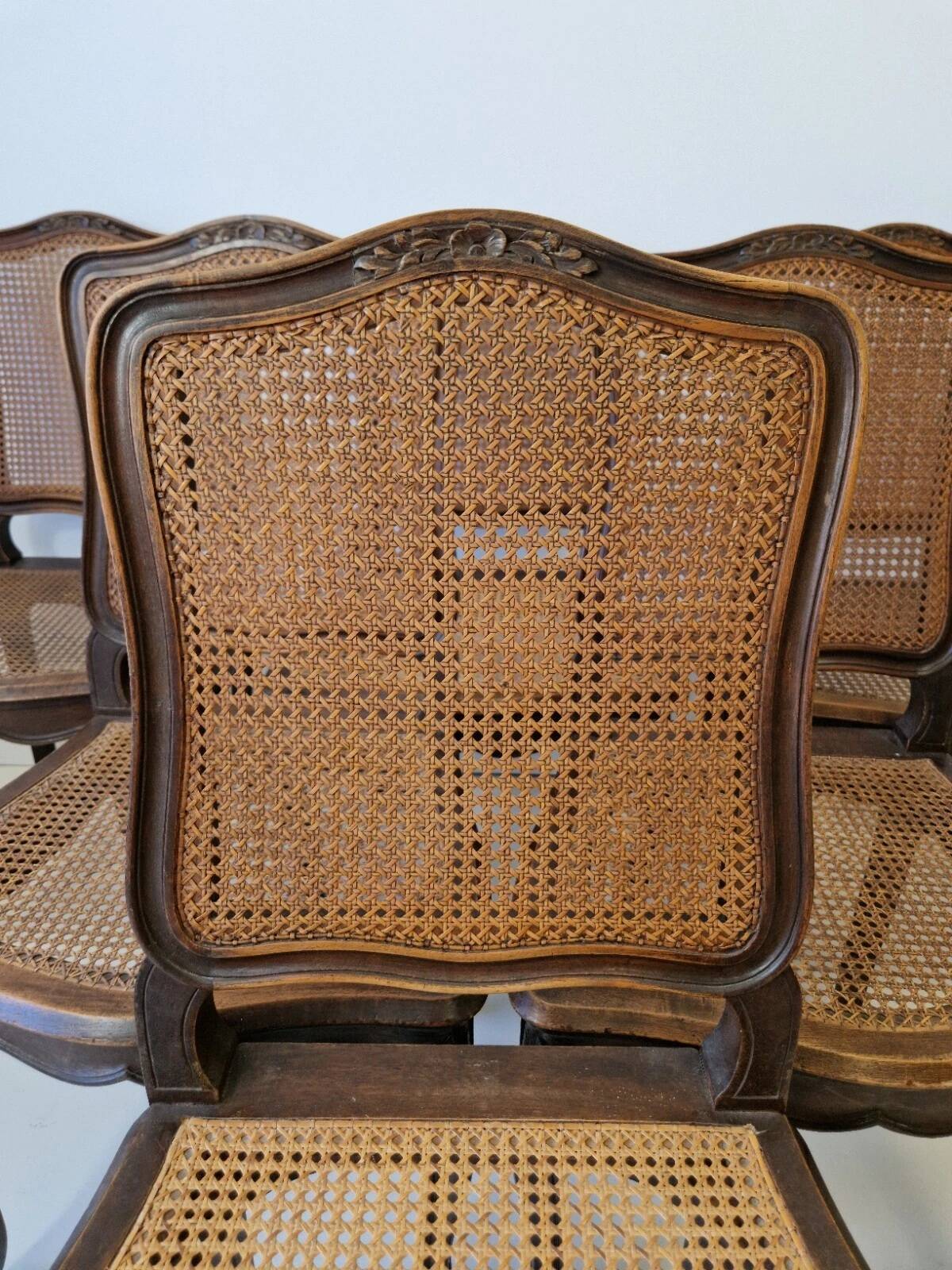 Ensemble de 6 chaises de salle à manger antiques en style Louis XV avec dossier en osier provençal.