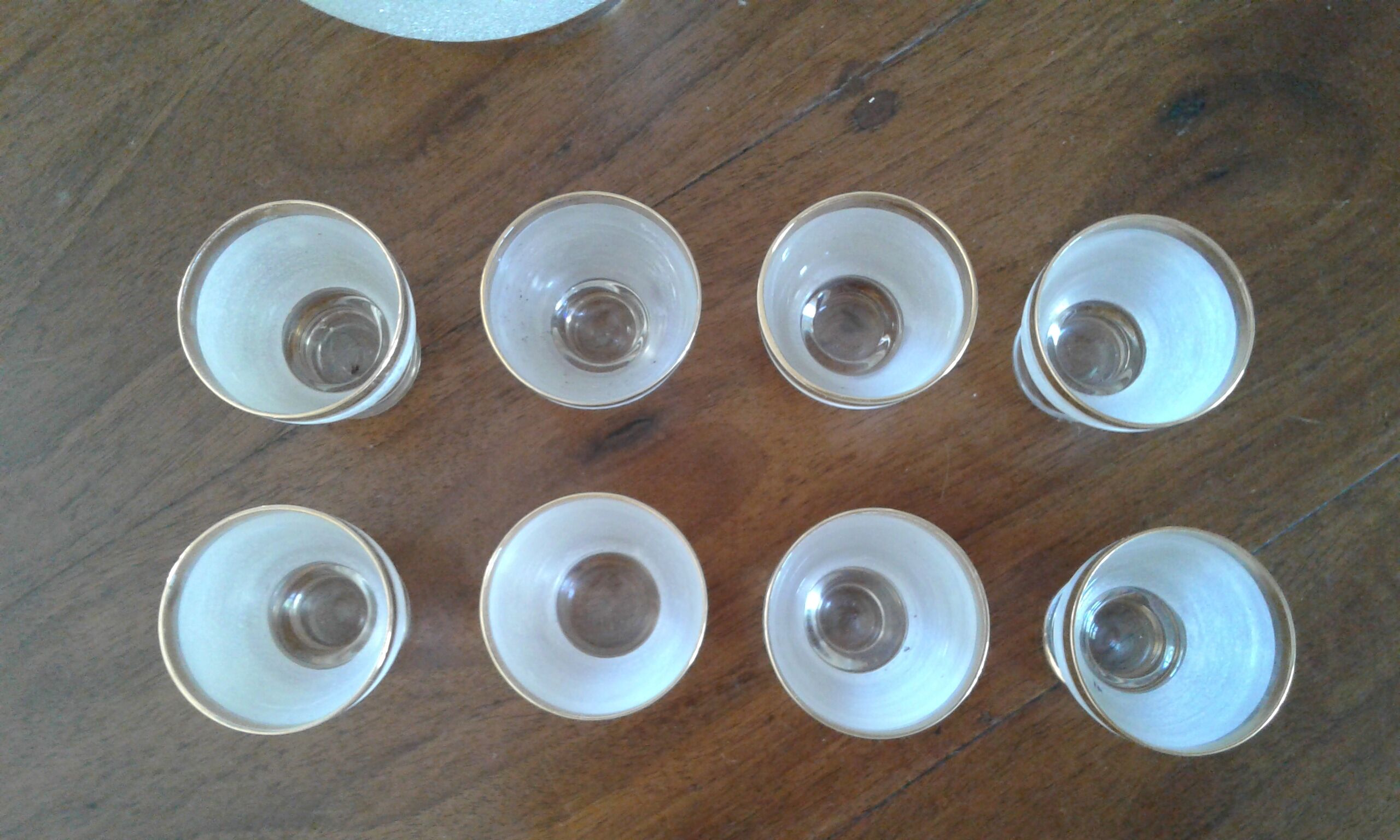 8 verres et bouteille avec bouchon