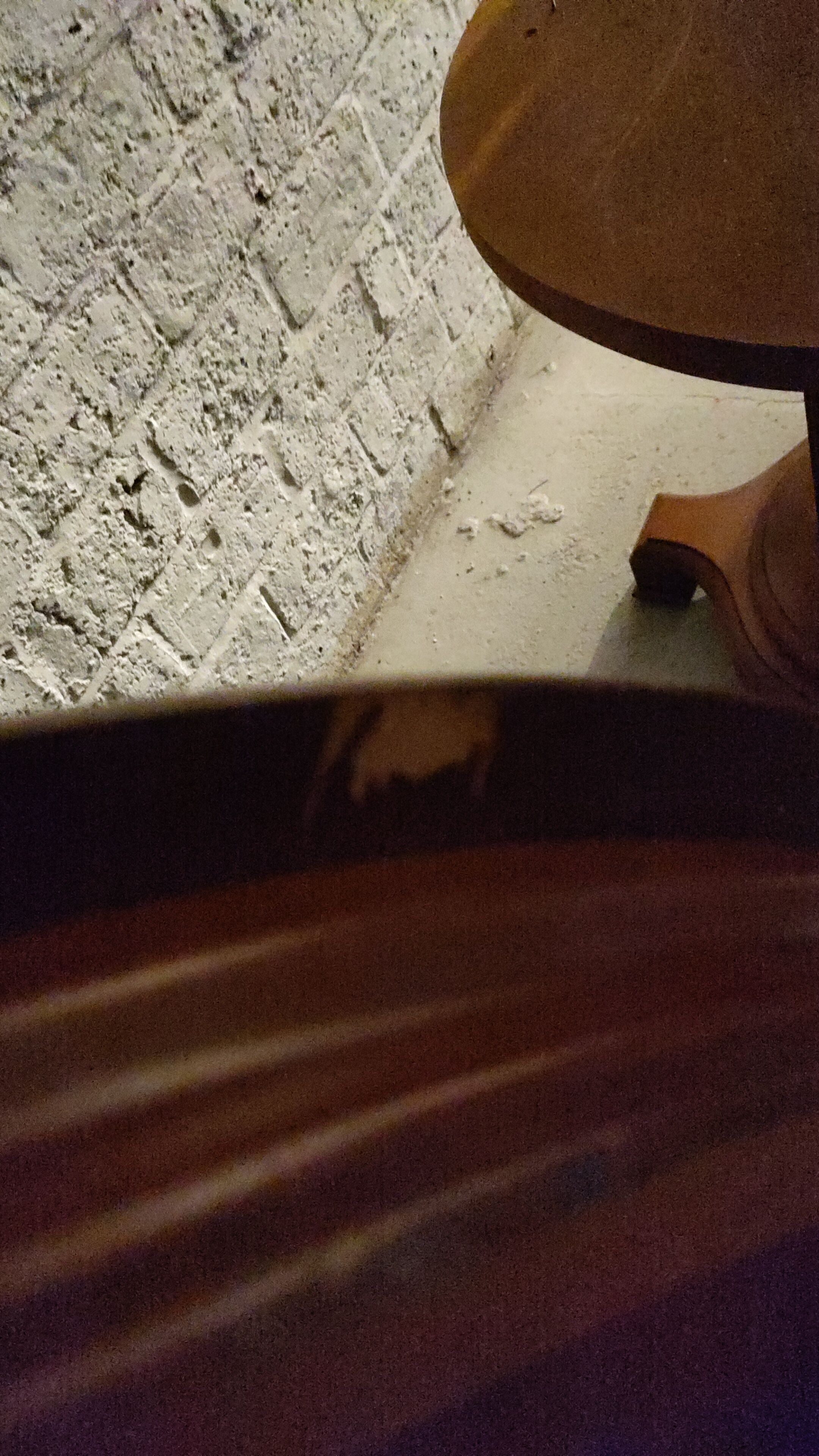 Round table type directoire green leather and its 4 chairs