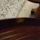 Table ronde type directoire cuir vert  et ses 4 chaises