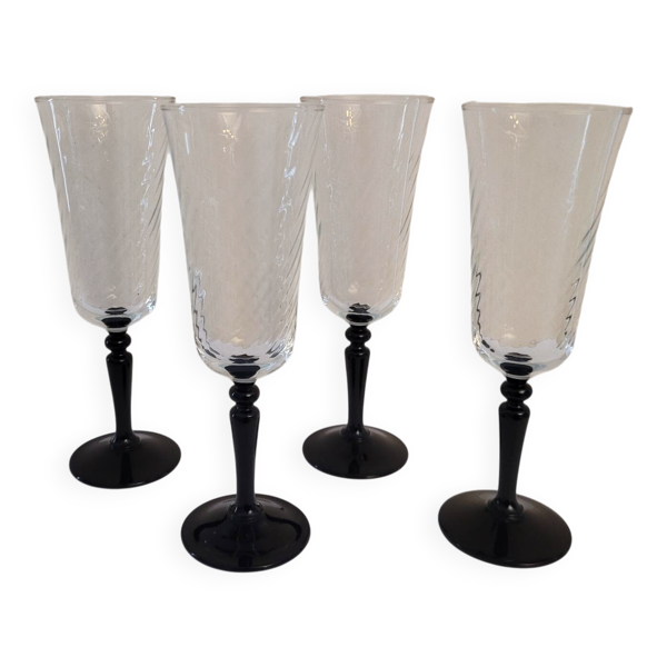 4 flûtes en verre clair pied noir. 1960–19704 flûtes en verre clair