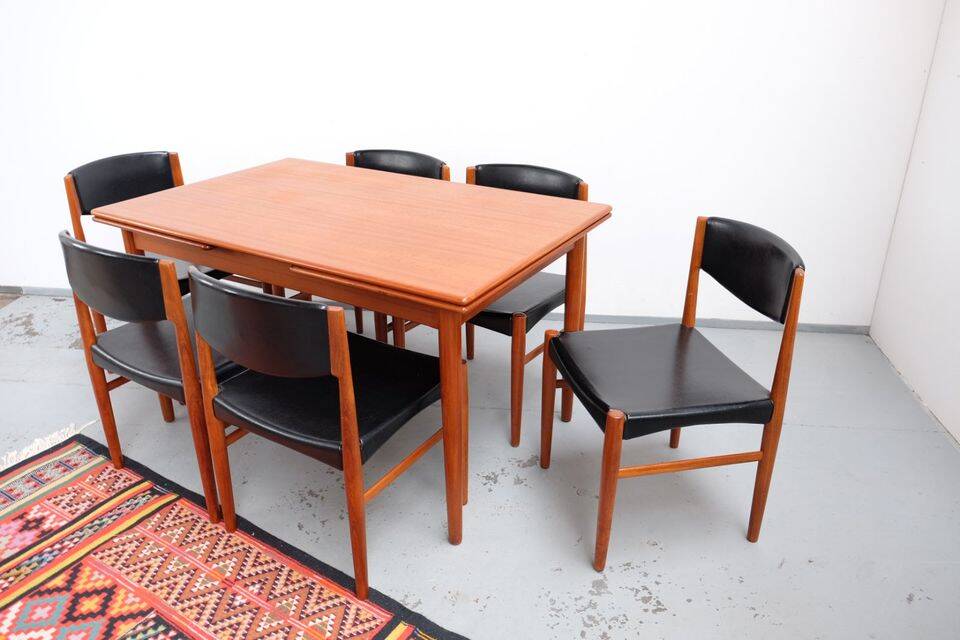Teak dining table in retro vintage Danish style from the 60s-70s.